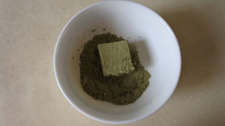 没有鱼胶粉也能做的抹茶牛奶小方,在表面粘上一层抹茶粉，装盘