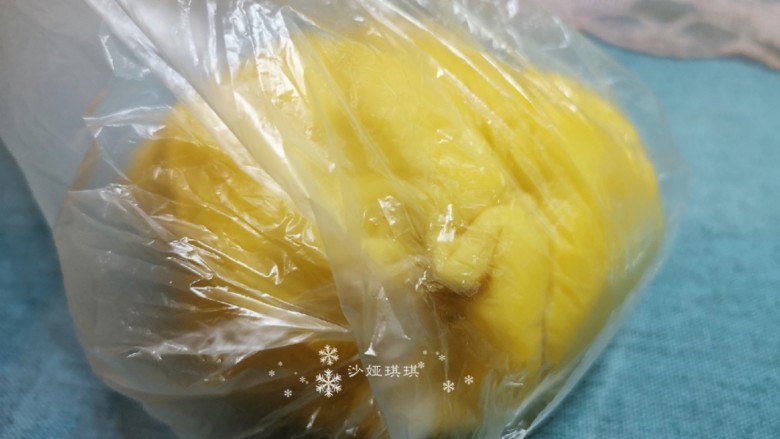 菠萝面包,将面团装入保鲜袋中放入冰箱冷藏发酵一晚上。