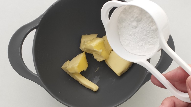 菠萝面包,提前室温软化的黄油中加入糖粉，搅拌均匀