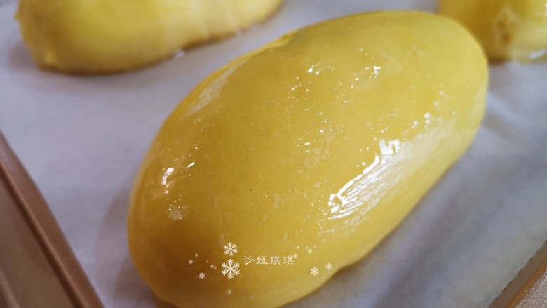 菠萝面包,给面包表面刷上蛋液。
