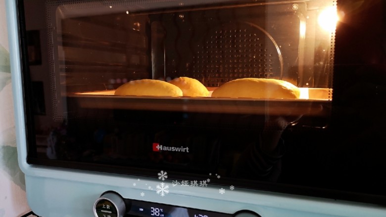 菠萝面包,放入烤箱进行二次发酵，发酵至1.5倍大就可以了。