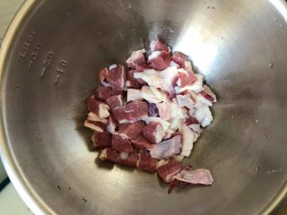 番茄牛腩煲,牛肉洗净切小块
