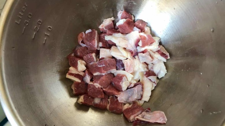 番茄牛腩煲,牛肉洗净切小块
