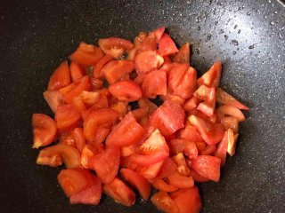 番茄牛腩煲,炒锅加油，加西红柿，翻炒
