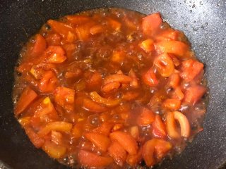 番茄牛腩煲,把西红柿炒出水
