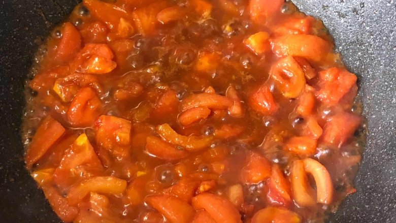 番茄牛腩煲,把西红柿炒出水
