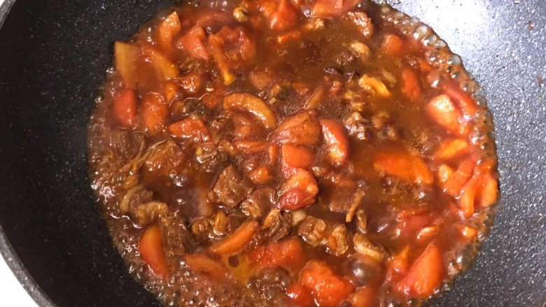 番茄牛腩煲,加入焖好牛肉和汤汁，小火8分钟焖一下，再大火收汁

