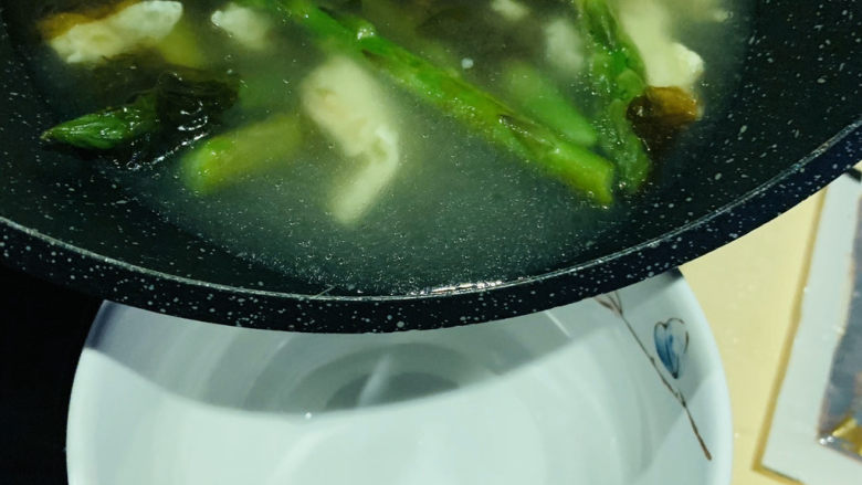 芦笋紫菜汤,搅拌均匀，起锅；
