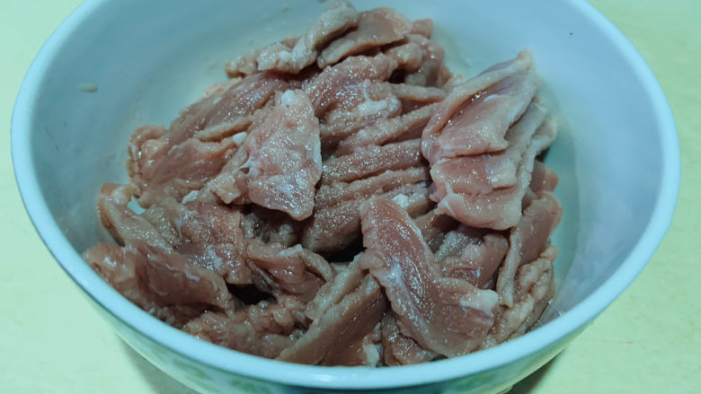 蒜苔炒牛肉,放碗里；