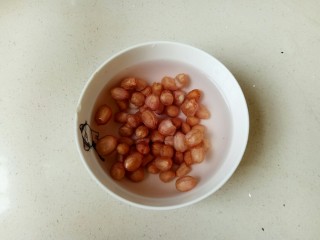 花生莲藕排骨汤,花生米用清水淘洗干净