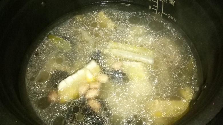 花生莲藕排骨汤,还有9分钟时开盖，加入莲藕，花生米，玉米，泡发的木耳