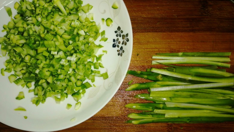 芦笋紫菜汤,改刀切成小丁。