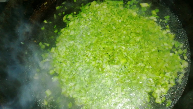 芦笋紫菜汤,起锅烧开水，放入姜末，加入焯过水的芦笋
