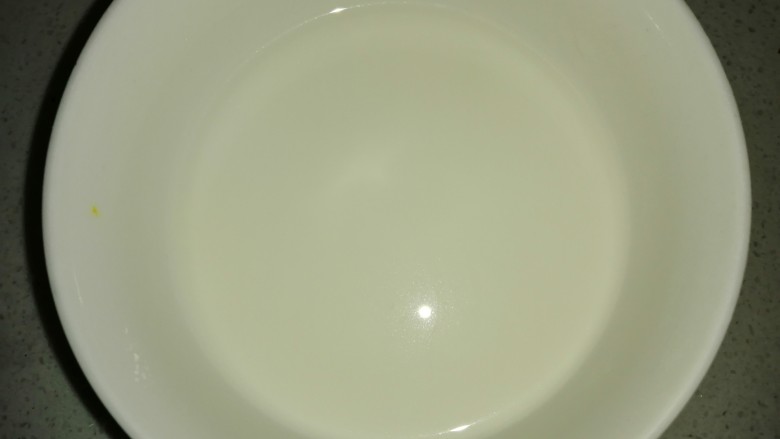 芦笋紫菜汤,碗中放入适量淀粉加适量清水。