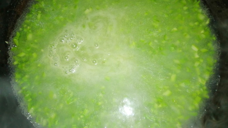 芦笋紫菜汤,把备好的水淀粉加入汤汁中。