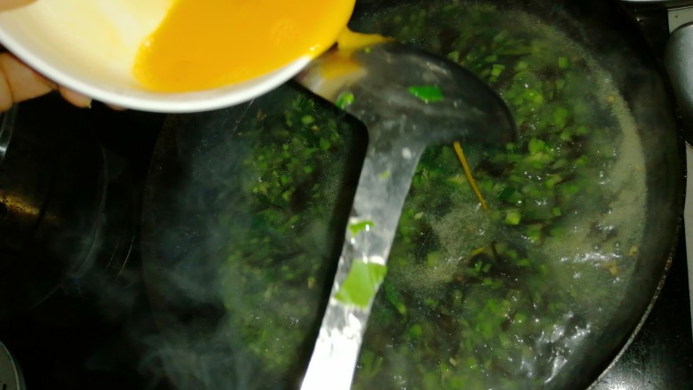 芦笋紫菜汤,以细丝状态淋入锅中。