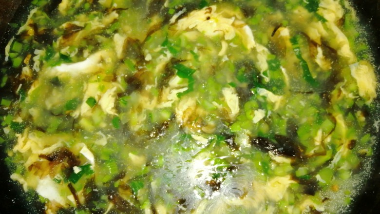 芦笋紫菜汤,最后加入盐，胡椒粉，<a style='color:red;display:inline-block;' href='/shicai/ 288'>虾皮</a>，尝尝味道正好，就可以了。