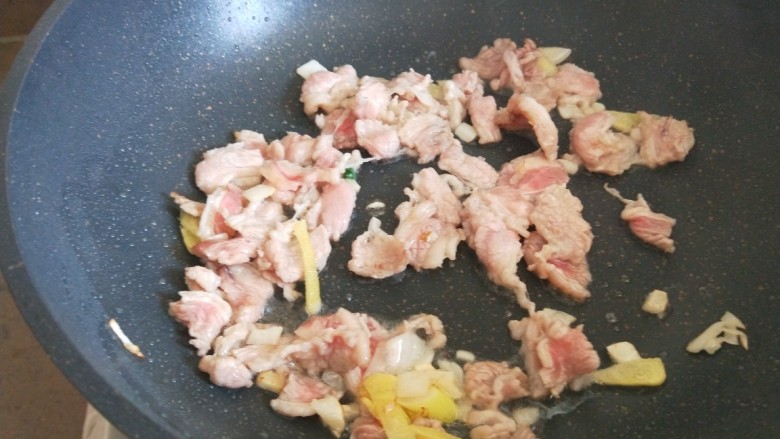 蒜苔炒牛肉,倒入牛肉翻炒均匀。
