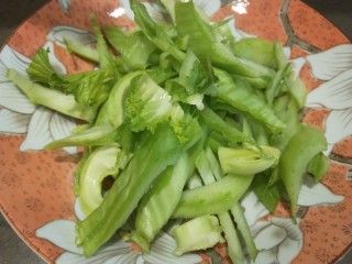 清炒芥菜,梗子切小段。
