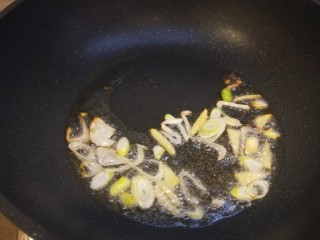 清炒芥菜,锅中倒油炒香葱姜蒜。