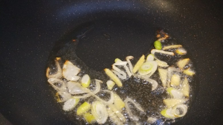 清炒芥菜,锅中倒油炒香葱姜蒜。