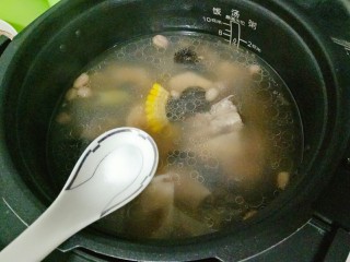 花生莲藕排骨汤,程序结束，根据自己口味加入适量盐搅拌均匀