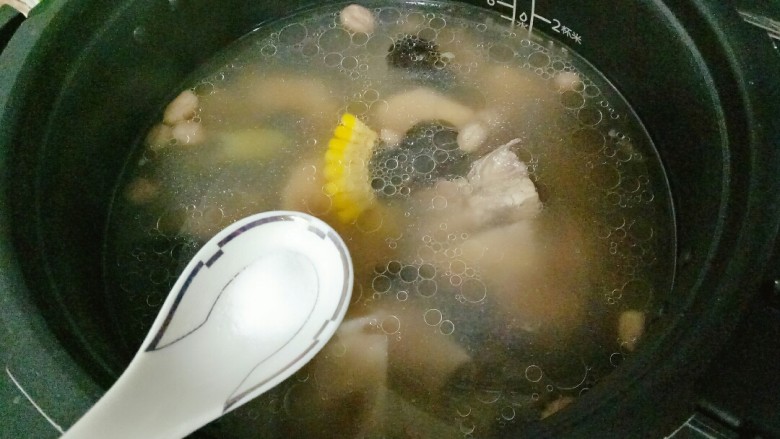花生莲藕排骨汤,程序结束，根据自己口味加入适量盐搅拌均匀