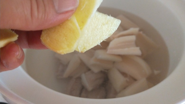 花生莲藕排骨汤,加入姜片。