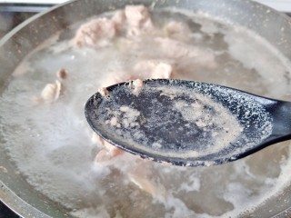 花生莲藕排骨汤,排骨焯水时去浮沫。