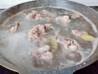 花生莲藕排骨汤,浮沫撇净后再煮一分钟。