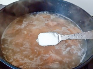 花生莲藕排骨汤,加入一勺盐一勺生抽。