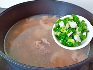 花生莲藕排骨汤,加入少许葱花即可出锅。