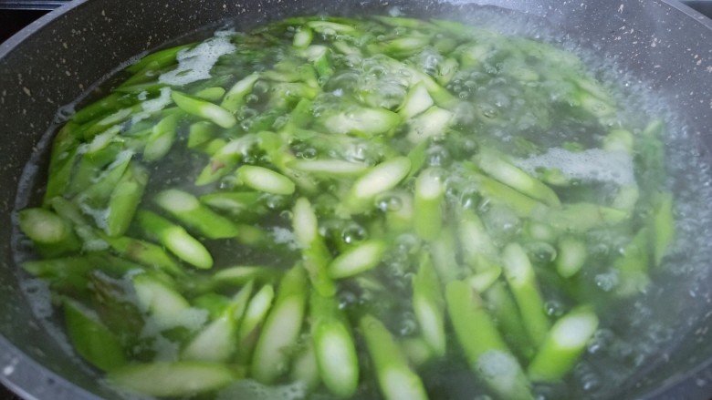 芦笋炒肉片,焯水一分钟后捞出控水。