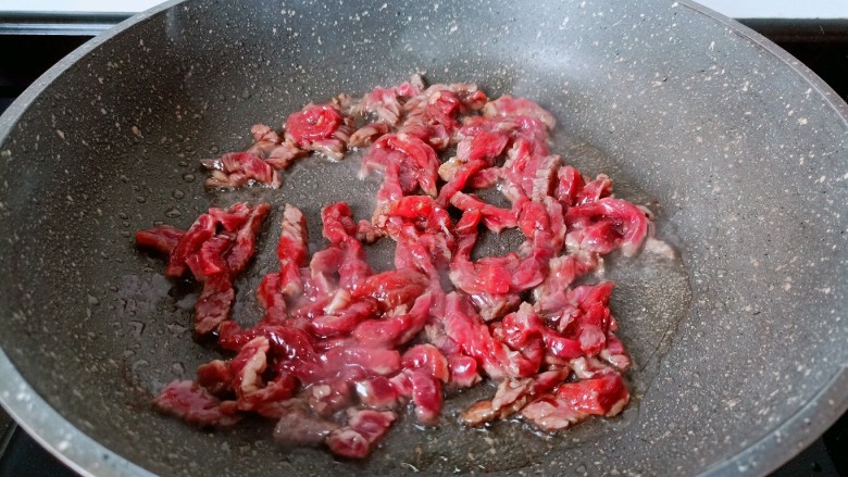 芦笋炒肉片,热锅热油下牛肉大火翻炒。