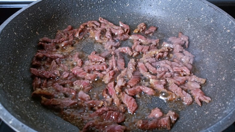 芦笋炒肉片,翻炒之牛肉变色。