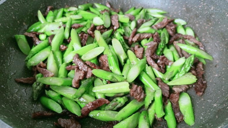 芦笋炒肉片,调味料翻炒均匀即可出锅。
