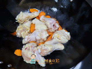  12个月以上辅食咖喱鸡腿饭,鸡腿捞出来倒入锅里一起炒，要炒到表面有点点微黄会比较好吃