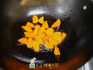  12个月以上辅食咖喱鸡腿饭,锅里倒入一点油把切了滚刀块的胡萝卜炒一下