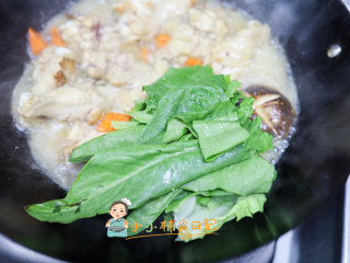  12个月以上辅食咖喱鸡腿饭,油麦菜或者其他青菜都可以煮一下，煮熟后先把香菇跟菜捞出来摆盘