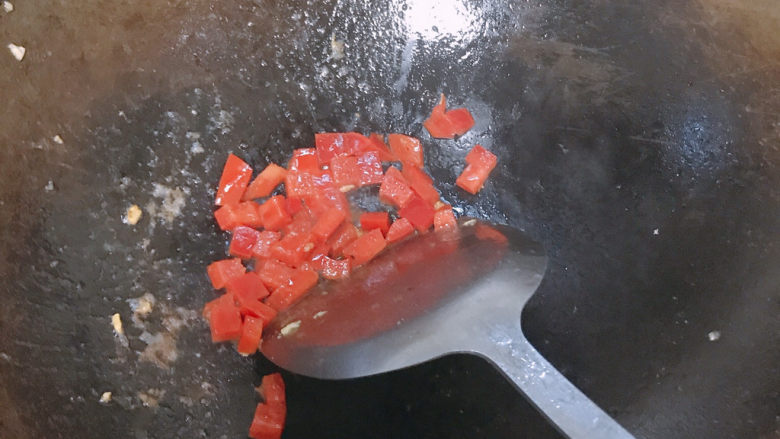 菠萝虾仁炒饭,再炒红椒，捞起