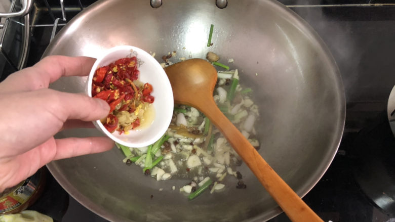酸汤牛肉➕酸菜粉丝牛肉,加入干辣椒泡椒煸香
