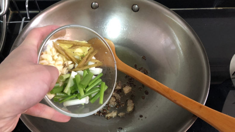 酸汤牛肉➕酸菜粉丝牛肉,加入葱姜蒜炒香