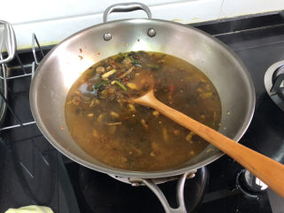 酸汤牛肉➕酸菜粉丝牛肉,加入适量热水，煮开