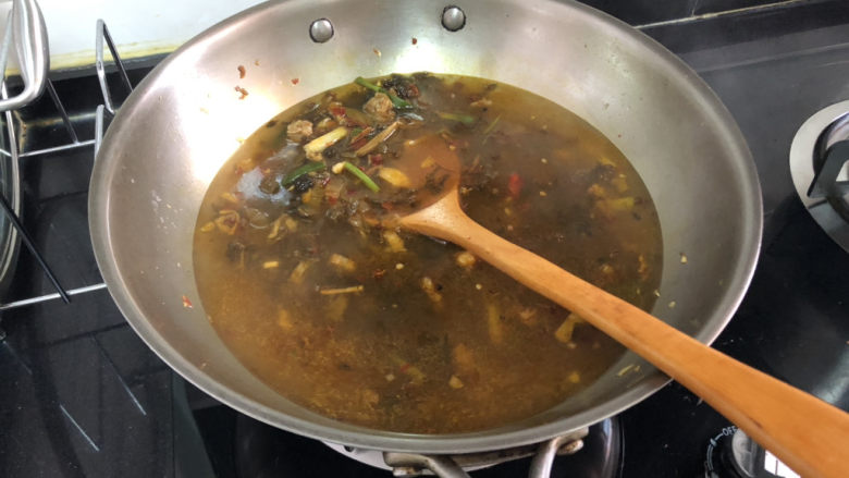 酸汤牛肉➕酸菜粉丝牛肉,加入适量热水，煮开