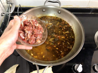酸汤牛肉➕酸菜粉丝牛肉,转大火，一片片加入牛肉，搅散