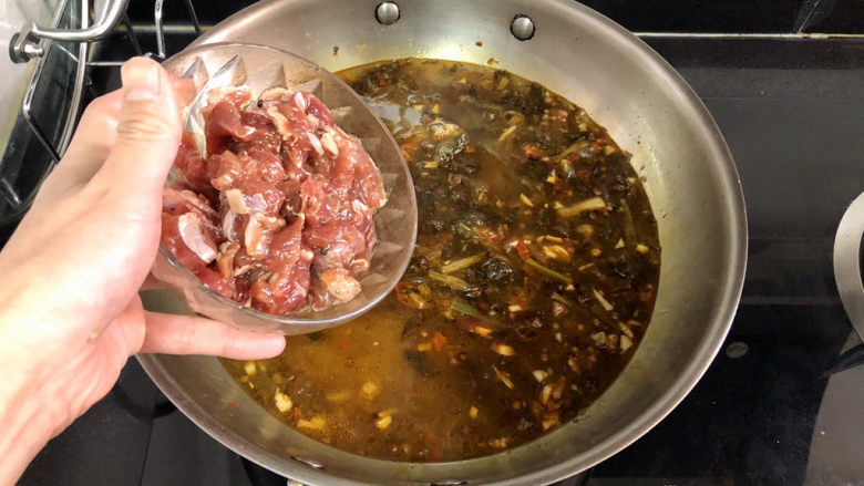 酸汤牛肉➕酸菜粉丝牛肉,转大火，一片片加入牛肉，搅散