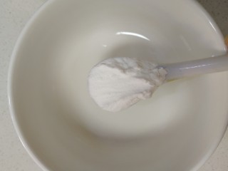 蒜泥茼蒿,一小尖勺淀粉。