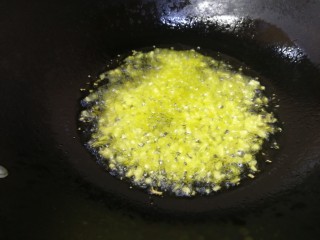 蒜泥茼蒿,倒入一多半的蒜末，小火翻炒。