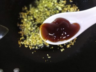 蒜泥茼蒿,炒出蒜香味，放一勺蚝油。