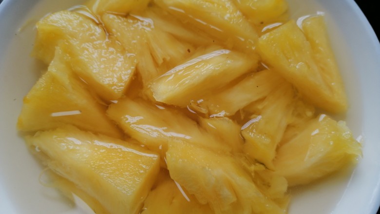 糖醋菠萝排骨,将菠萝浸泡在盐水里去除涩味